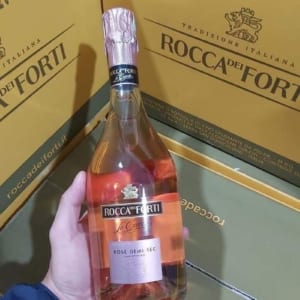 Ruou Vang Rocca Dei Forti Rose